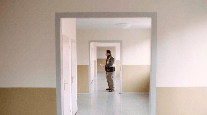 Paketlieferant Juri (Roman Kanonik) bei der Arbeit. – Bild: MDR/​Jakob Reinhardt