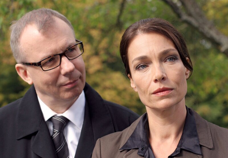 Prof. Penzkofer (Ludger Pistor) und seine Frau Martha (Aglaia Szyszkowitz) gehören zu den Trauergästen. – Bild: ARD Degeto/​Manju Sawhney