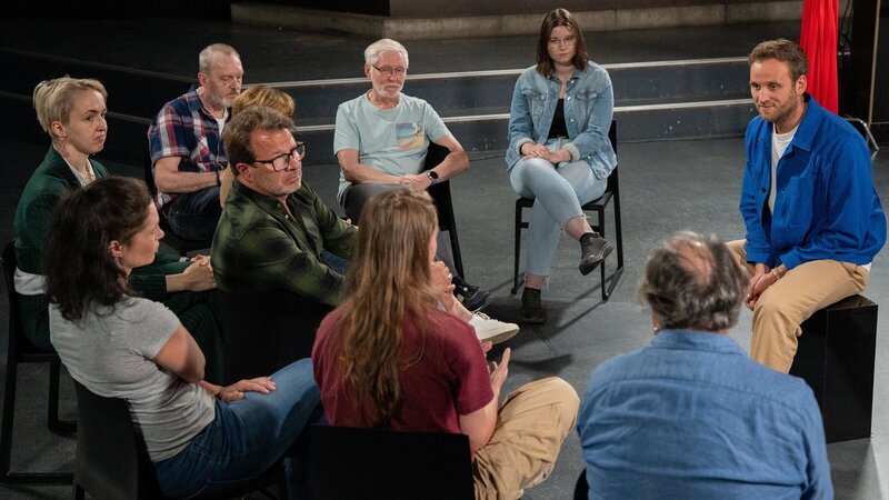 Im Sozialexperiment spricht Psychologe Leon Windscheid (r.) mit den Teilnehmenden über Depression und wie unterschiedlich diese Erkrankung aussehen kann und vor welche Herausforderung sie die Menschen stellt. – Bild: ZDF und Marius Fuchtmann