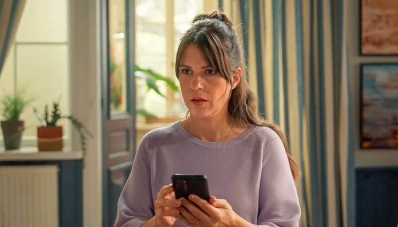 Franka (Birthe Wolter) erfährt schockiert, dass Ove tatsächlich ein Neffe des schwedischen Königs ist. – Bild: NDR