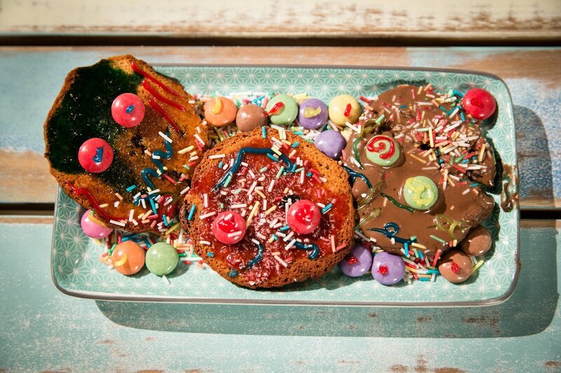 Diesmal backen Fernsehkoch und Moderator Alexander Kumptner und die Koch-Kids Haferflocken-Cookies. – Bild: ORF 1