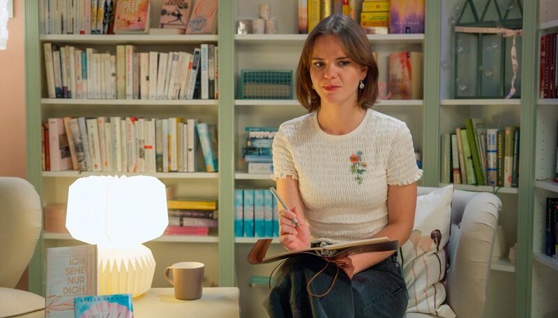 Jess (Juana Nagel) flüchtet vor ihren Gefühlen für Daniel und beschließt einen Bestseller zu schreiben, um finanziell unabhängig zu sein. – Bild: NDR
