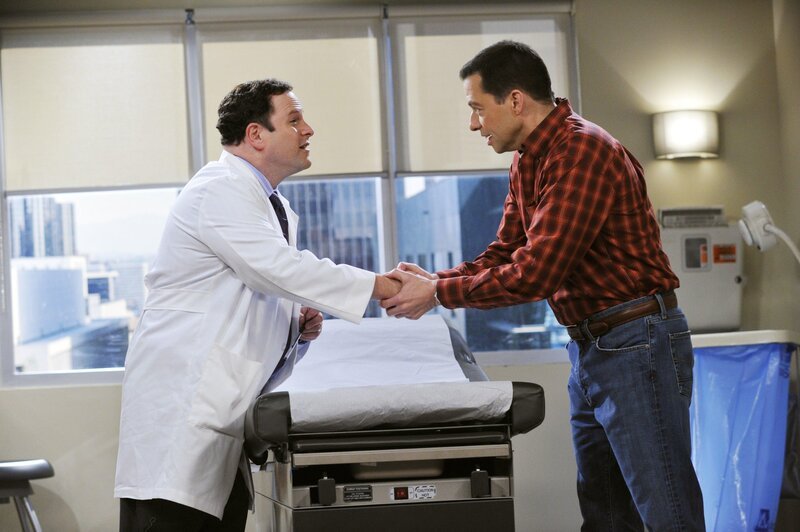 Hat eine gute Nachricht für Alan (Jon Cryer, r.): Dr. Goodman (Jason Alexander, l.) … – Bild: © Warner Brothers Entertainment Inc.