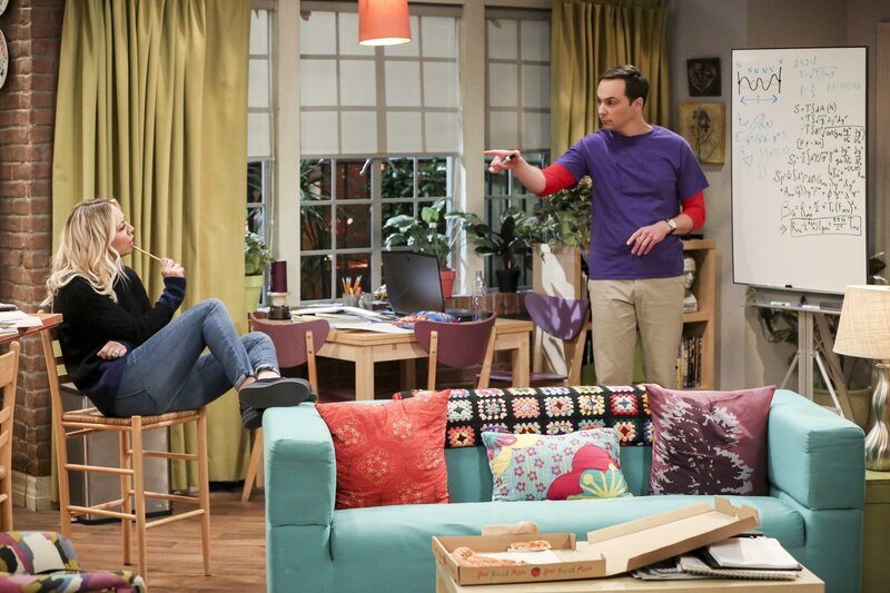 Erstaunlicherweise entwickelt sich Penny für Sheldon zu einer Art wissenschaftlicher Muse … – Bild: Warner Bros. Television