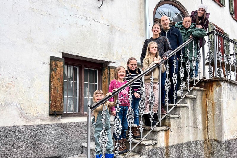 Ding Dong – Alpentour, Winterstaffel Folge 4. Viola Tami (r.) und Jan Fitze zu Besuch bei Familie Krohn in Santa Maria im Val Müstair. – Bild: SRF