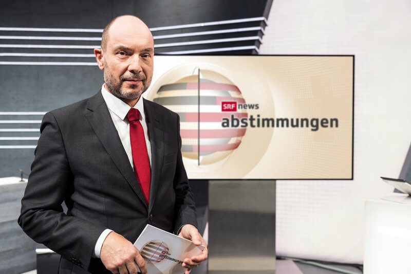 Urs Leuthard, Moderator Abstimmungsstudio (SRF News Abstimmungen) – Bild: SRF/​Gian Vaitl