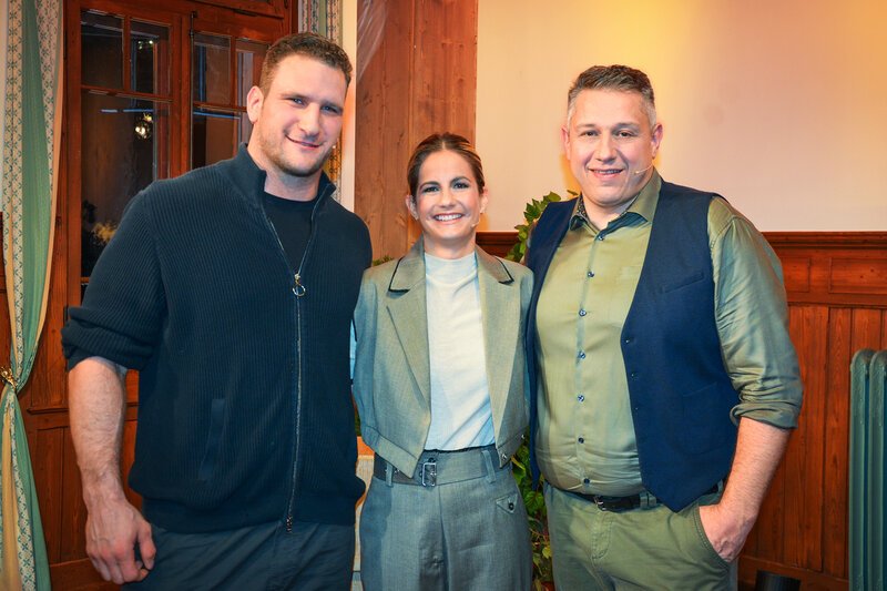 Samschtig-Jass - Mit Schwingerkönig Armon Orlik. v.l. Armon Orlik, Moderatorin Fabienne Gyr und Jass-Schiedsrichter Jörg Abderhalden. – Bild: SRF Samschtig-Jass - Mit Schwingerkönig Armon Orlik. v.l. Armon Orlik, Moderatorin Fabienne Gyr und Jass-Schiedsrichter Jörg Abderhalden. – Bild: SRF