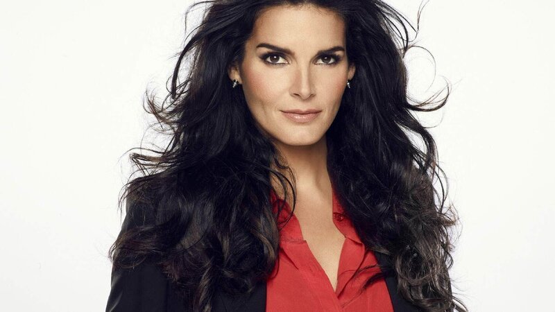 Detective Jane Rizzoli (Angie Harmon) arbeitet als Detective in der Bostoner Mordkommission. In dieser männerdominierten Welt muss sie sich stets behaupten. – Bild: TVNOW /​ Warner Bros. Entertainment Inc.