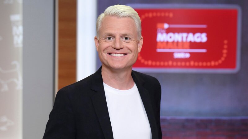 Die „Montagsmaler“ sind wieder da. Ab August 2018 zeigt das SWR Fernsehen 40 neue Folgen des TV Klassikers, präsentiert von Guido Cantz. In jeder Sendung tritt ein Team von vier Prominenten gegen acht Kandidaten aus dem Südwesten an – vier Kinder und vier Erwachsene. Und wieder dreht sich alles um die Frage: Wer malt und rät am besten? Guido Cantz – Bild: SWR/​Bavaria/​Frank Hempel