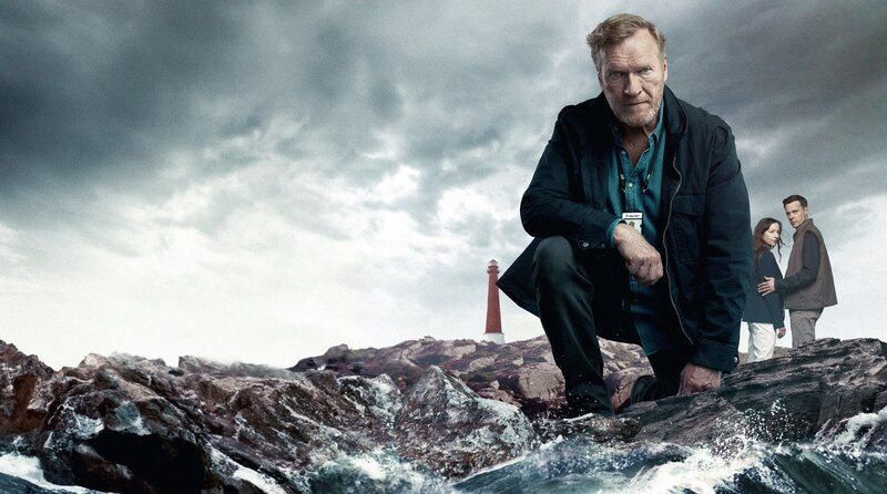 Keyvisual „Kommissar Wisting“ Staffel 3 – Kommissar William Wisting (Sven Nordin, vorne) ermittelt im Fall eines entführten Jungen. Im Hintergrund die Eltern Mai und Andrew Greenwood (Andrea Bræin Hovig, Rupert Evans) – Bild: ARD Degeto Film/​Viaplay Group