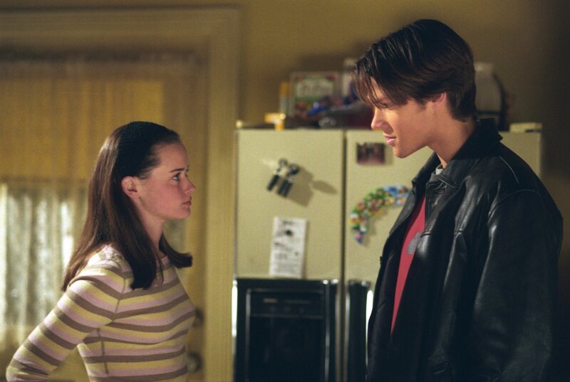 Als Rory (Alexis Bledel, l.) Sturmfreie Bude hat, will sie den Abend eigentlich gemütlich alleine verbringen, doch dann tauchen Paris zum Lernen und Jess mit einem Fresspaket auf. Als dann plötzlich auch Dean (Jared Padalecki, r.) vor der Tür steht, ist der Ärger vorprogrammiert … – Bild: Warner Bros. Entertainment, Inc.