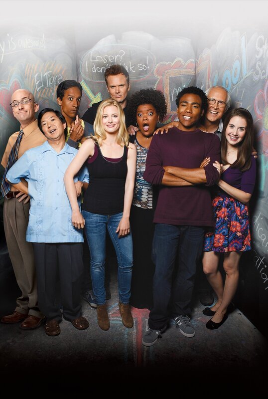 (3. Staffel) – Community – Eine ganz spezielle Lerngruppe: (v.l.n.r.) Dean Pelton (Jim Rash), Senor Chang (Ken Jeong), Abed Nadir (Danny Pudi), Britta Perry (Gillian Jacobs), Jeff Winger (Joel McHale), Shirley Bennett (Yvette Nicole Brown), Troy Barnes (Donald Glover), Pierce Hawthorne (Chevy Chase) und Annie Edison (Alison Brie) … – Bild: Sony Pictures Television Inc. All Rights Reserved. Lizenzbild frei