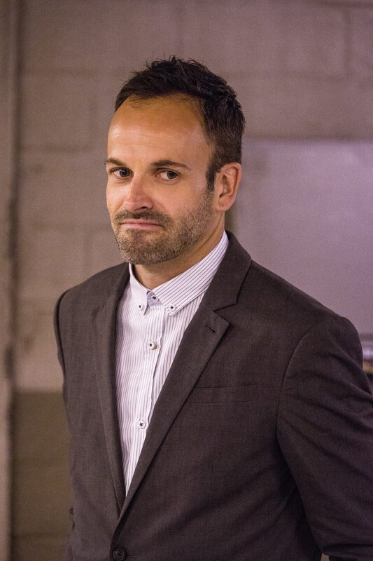Als bei Captain Gregson eingebrochen wurde, versucht Sherlock Holmes (Jonny Lee Miller) alles, um den Täter zu schnappen … – Bild: CBS Television Lizenzbild frei