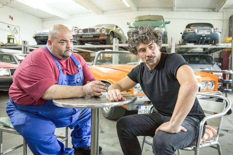 Manuel (Daniel Sellier, r.) erzählt Itchy (Hakan Orbeyi) entschlossen, sich seine Familie zurückzuholen. – Bild: TVNOW /​ Dennis Hundt