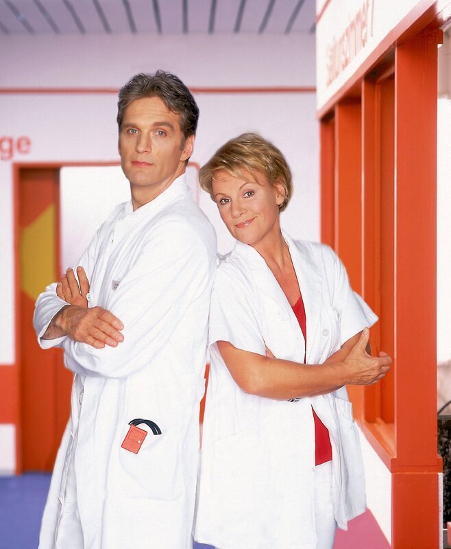 Was sich neckt, das liebt sich. Wenn diese Weisheit stimmt, müssten Schwester Nikola (Mariele Millowitsch) und Dr. Schmidt (Walter Sittler) ein Traumpaar sein. Doch jegliche Zuneigung zueinander würden die beiden natürlich vehement bestreiten … – Bild: RTLplus /​ Thomas Pritschet