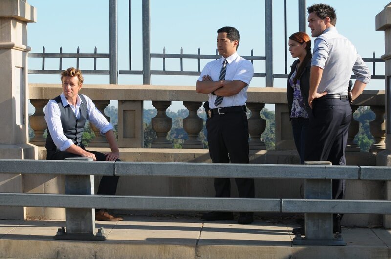 Versuchen alles, um einen neuen Fall zu lösen: Patrick (Simon Baker, l.), Grace (Amanda Righetti, 2.v.r.), Wayne (Owain Yeoman, r.) und Kimball (Tim Kang, 2.v.l.) … – Bild: Warner Bros. Television