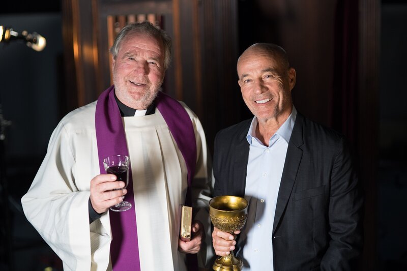 L-R: Priester (Friedrich von Thun) and  Der Sünder (Heiner Lauterbach) – Bild: S: Heimatkanal (DE) /​ SABINE FINGER /​ SABINE FINGER