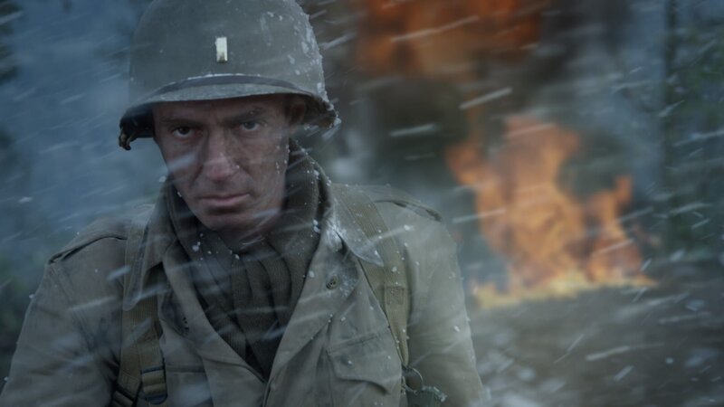 REENACTMENT- Deutsche Gebirgsjäger bereiten sich auf den Angriff auf eine von französischen Widerstandskämpfern gehaltene Stellung vor. – Bild: National Geographic
