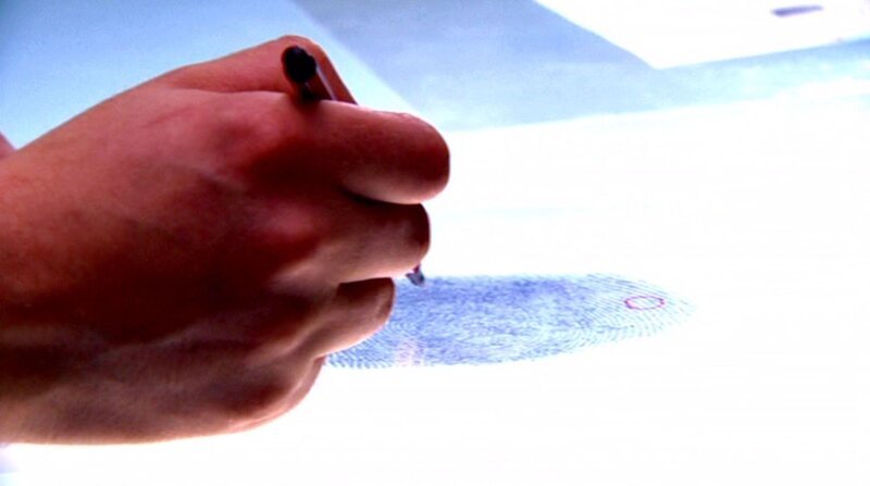 Fall „Pure Mordlust“: Nach dem Mord an einem Mitarbeiter eines Bochumer Betriebes haben die Ermittler Fingerabdrücke gesichert, die nun abgeglichen werden. – Bild: RTL