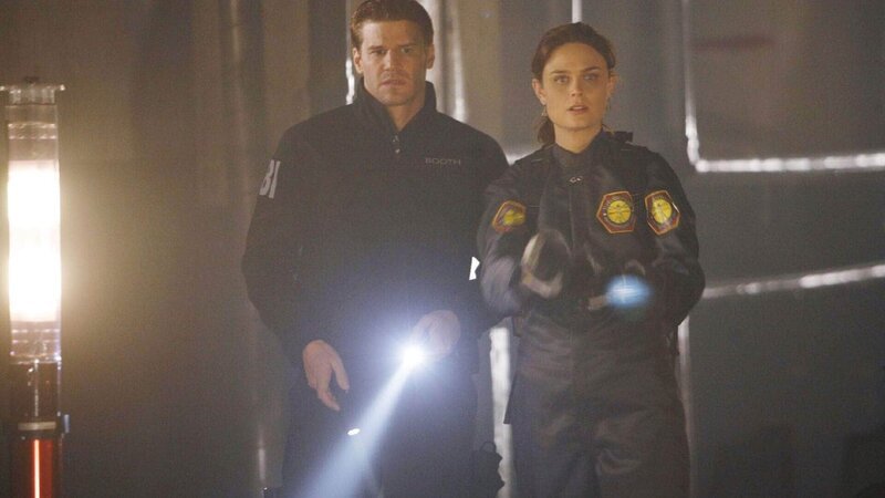Booth (David Boreanaz, l.); Dr. Brennan (Emily Deschanel, r.) – Bild: TVNOW /​ FOX