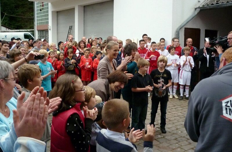 Familie, Freunde und Nachbarn freuen sich mit der Familie! – Bild: RTL II