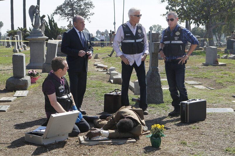 (v.l.) David Phillips (David Berman), Capt. Brass (Paul Guilfoyle), D.B. Russell (Ted Danson) und Nick (George Eads) müssen den Mord an  Reverend Rick Renken (Harrison Page, lieg.) aufklären, der auf dem Grab von Warrick Brown mit einem Kopfschuss hingerichtet wurde. – Bild: RTL
