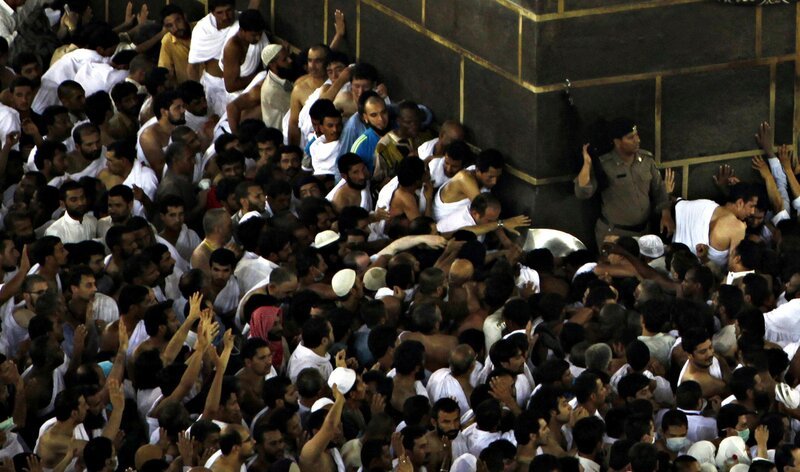 Muslimische Pilger berühren und küssen den schwarzen Stein al-Hajr al-Aswad, während sie während der jährlichen Hadsch-Wallfahrt in der heiligen Stadt Mekka am 23. Oktober 2012 an der Kaaba in der Großen Moschee vorbeikommen, vor Eid al-Adha, das das Ende des Hadsch markiert. Am 25. Oktober, dem Tag von Arafat, werden Millionen muslimischer Pilger auf dem Berg Arafat in der Nähe von Mekka beten, dem Höhepunkt der jährlichen Pilgerreise. – Bild: Credit: REUTERS /​ Alamy Stock Photo/​REUTERS /​ Alamy Stock Photo/​REUTERS /​ Alamy Stock Photo