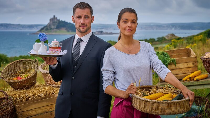 Ein Butler auf dem Bio-Hof: Für Anne Harding (Susan Hoecke) und John Smith (Ferdinand Seebacher) eine besondere Herausforderung. – Bild: SRF/​ZDF/​John Ailes