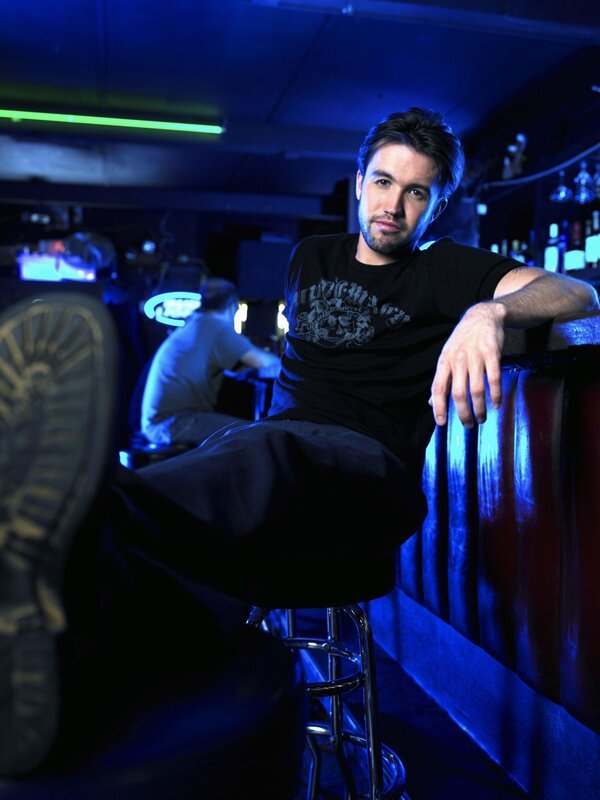 (1. Staffel) – Mac (Rob McElhenney) ist Mitbesitzer des Paddy’s. Er stammt aus einer zerrütteten Familie. Sein inhaftierter Vater versucht ihn gerne für seine kriminellen Machenschaften einzuspannen … – Bild: Fox and its related entities. All rights reserved.