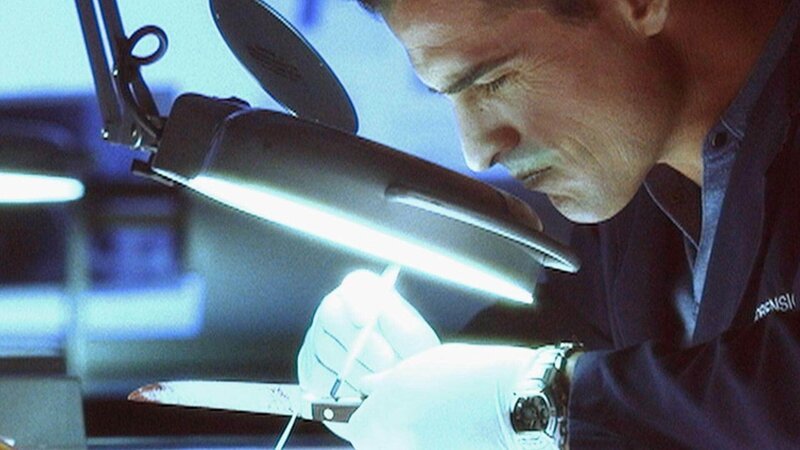 Auf dem Messer entdeckt Nick (George Eads) Spermaspuren, die nicht vom Angeklagten stammen. Die Suche nach dem Mörder beginnt aufs Neue … – Bild: TVNOW /​ CBS