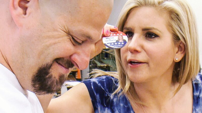 Rene lacht sich auf dem Weg zur Bank ins Fäustchen, während Darrell allerlei Krimskrams hortet. – Bild: 2017 A&E Television Networks, LLC. Lizenzbild frei