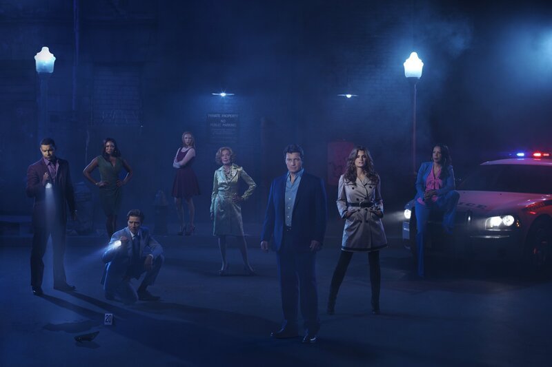 (5. Staffel) – Viele spannende Fälle warten auf (v.l.n.r.) Javier Esposito (Jon Huertas), Lanie Parish (Tamala Jones), Kevin Ryan (Seamus Dever), Alexis (Molly Quinn), Martha Rodgers (Susan Sullivan), Richard Castle (Nathan Fillion), Kate Beckett (Stana Katic) und Victoria Gates (Penny Johnson) … – Bild: ABC Studios