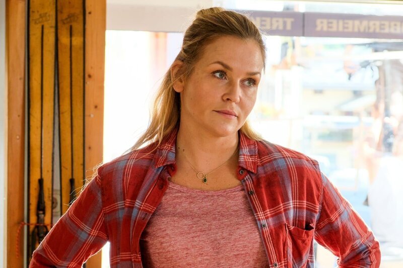 Lena Lorenz (Judith Hoersch) will ihrer Freundin beim Umzug ihres Sportartikelladens helfen, aber Julia hat schon Hilfe gefunden. – Bild: ZDF und Susanne Bernhard