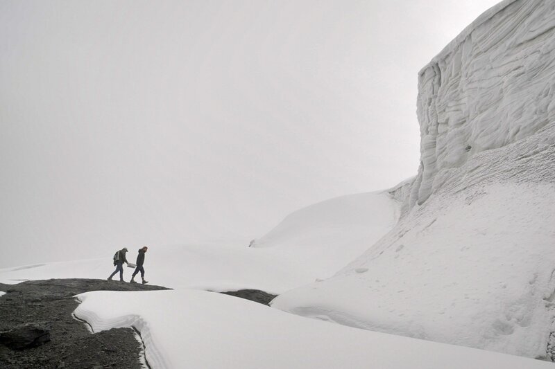 Wissenschaftler untersuchen den Gletscherrückgang der tropischen Anden. – Bild: Daniel Garate /​ ZDF