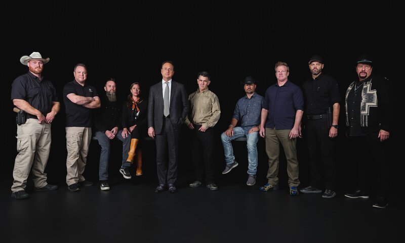 Kaleb Bench (l.), Kandus Linde (4.v.l.), Tom Lewis (3.v.l.), Bryant ‚Dragon‘ Arnold (2.v.r.), Travis Taylor (3.v.r.), Thomas Winterton (4.v.r.), Eric Bard (5.v.r.), Brandon Fugal (5.v.l.), Jim Morse (r.) und Cameron Fugal (2.v.l.) – Bild: aeboxlinkA /​ © THE HISTORY CHANNEL /​ Prometheus Entertainment /​ Jason_Shook
