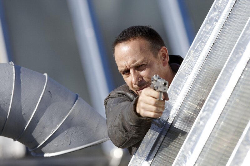 Semir (Erdogan Atalay) versucht zu verhindern, dass die Gangster sich die Millionenbeute von Schillinger mit Gewalt zurückgeholen. – Bild: RTL /​ Guido Engels