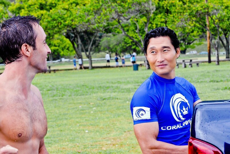 Erica Harris wird im Wald gefunden – im Nachthemd, dehydriert, unterkühlt. Sie kann sich an nichts erinnern, ihr Mann ist verschwunden. Ericas Schwiegermutter beschuldigt sie, nur auf das Geld ihres Sohnes Jake aus zu sein. Dann wird Jake ermordet aufgefunden. Steve (Alex O’Loughlin, l.), Chin (Daniel Dae Kim, r.) und das restliche Team beginnen mit den Ermittlungen. – Bild: CBS BROADCASTING INC.