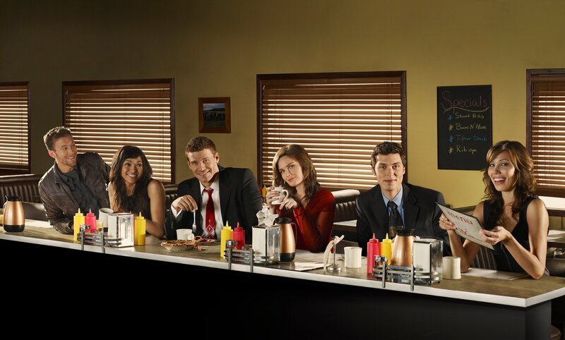 (v.l.n.r.) Dr. Hodgins (T.J. Thyne); Saroyan (Tamara Taylor); Booth (David Boreanaz); Dr. Brennan (Emily Deschanel); Lance (John Francis Daley); Dr. Montenegro (Michaela Conlin) – Bild: Universal TV
