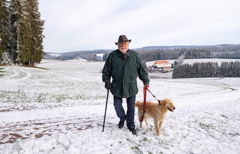 Hermann Faller (Wolfgang Hepp) mit Hofhund Willy – Bild: SWR/​Stephanie Schweigert /​ SWR-Pressestelle/​Fotoredaktion