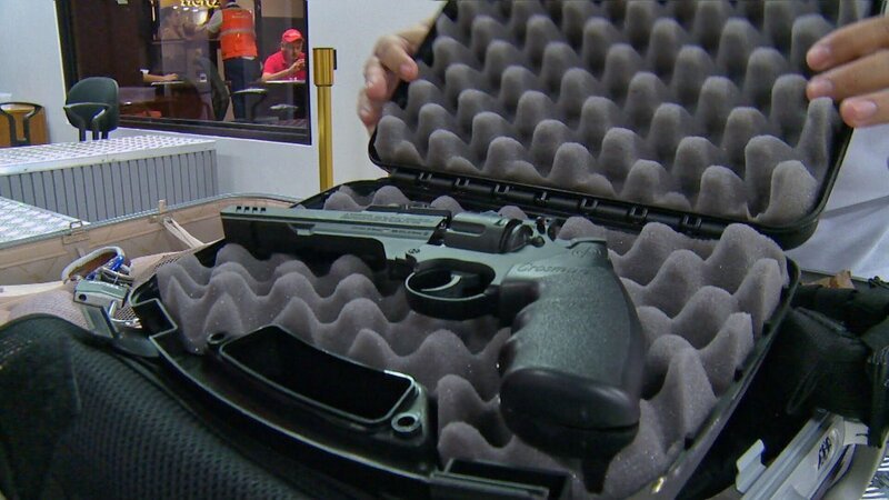 Waffe in Koffer – Bild: RTL /​ OMAVA LLC