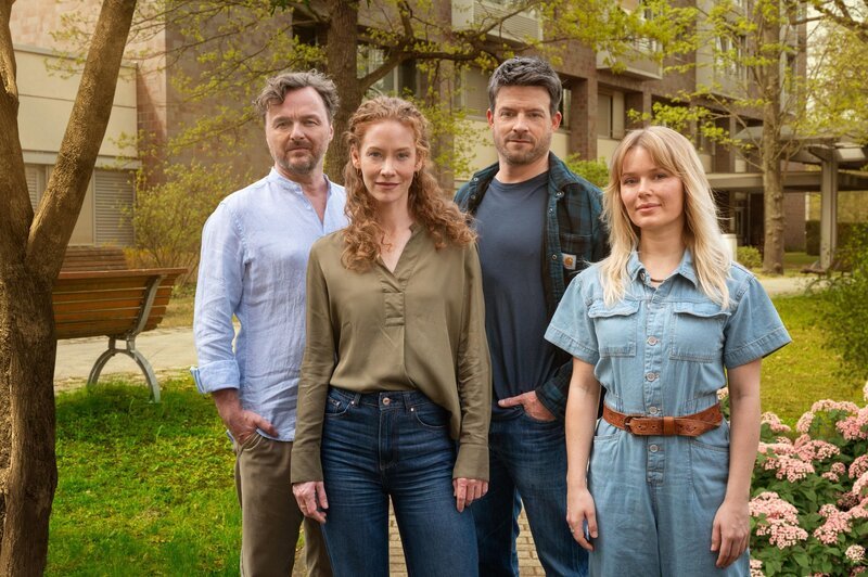 (v.l.n.r.) Paul Menke (Daniel Scholz); Dr. Lea Wolff (Sina-Valeska Jung); Dr. Erik Behrens (Daniel Buder); Nico Menke (Isabel Hinz) – Bild: SAT.1 /​ Hardy Spitz Eigenproduktionsbild frei