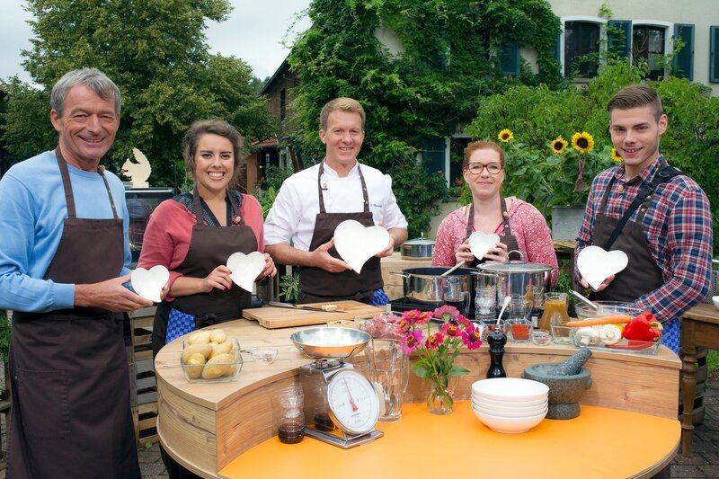 Mit Sternekoch Cliff (m.) Hämmerle und seinen Kochschülern: Michael Koch, Simin Sadeghi, Cliff Hämmerle, Sabine Wachs und Maximilian Weil. – Bild: SR/​Becker & Bredel