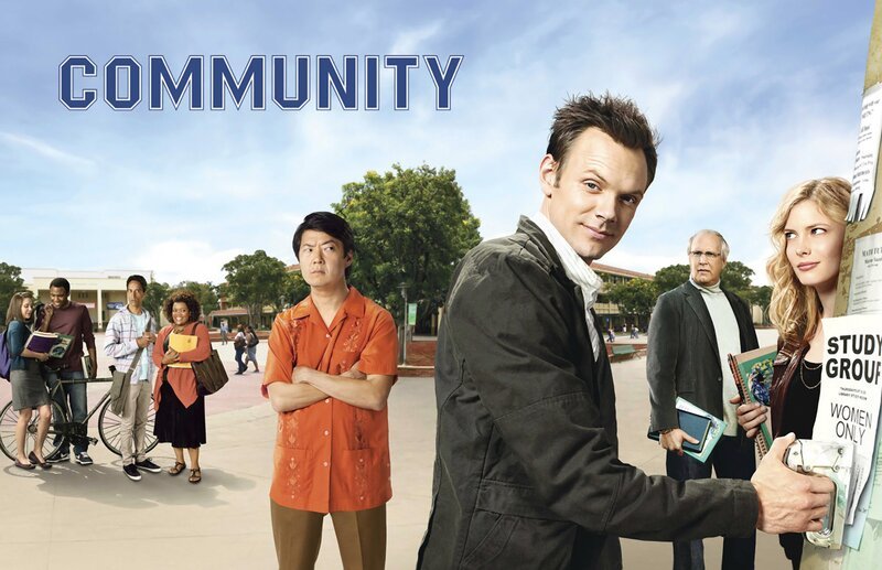 Jeff Winger (Joel McHale, 3.v.r.), Britta Perry (Gillian Jacobs, r.), Pierce Hawthorne (Chevy Chase, 2.v.r.), Senor Chang (Ken Jeong, 4.v.r.), Shirley Bennett (Yvette Nicole Brown, 4.v.l.), Abed Nadir (Danny Pudi, 3.v.l.), Troy Barnes (Donald Glover, 2.v.l.) und Annie Edison (Alison Brie, l.) … – Bild: CPT Holdings, Inc. All Rights Reserved. Lizenzbild frei