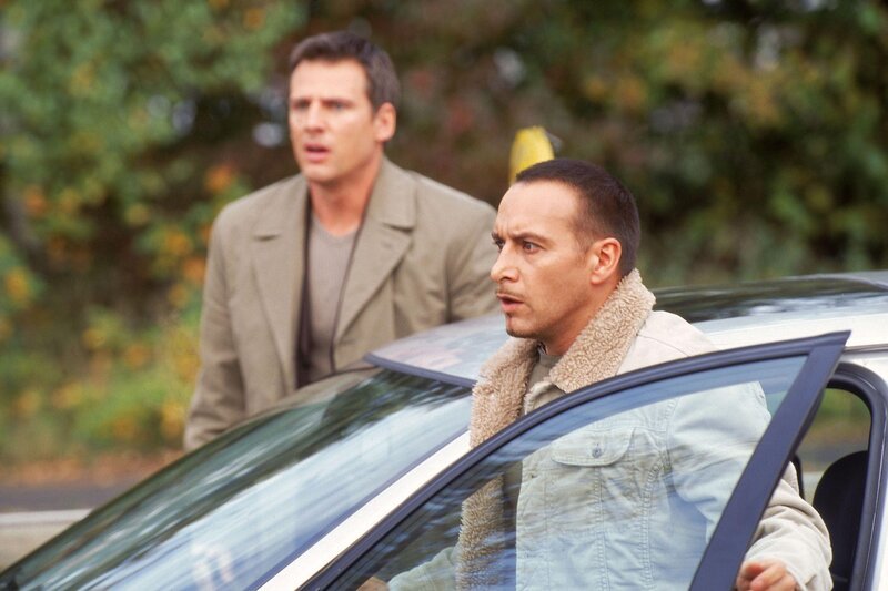 Tom (Rene Steinke, li.) und Semir (Erdogan Atalay) überblicken schnell die Lage bei dem Crash und versuchen zu retten, was zu retten ist … – Bild: RTL /​ Kai Schulz