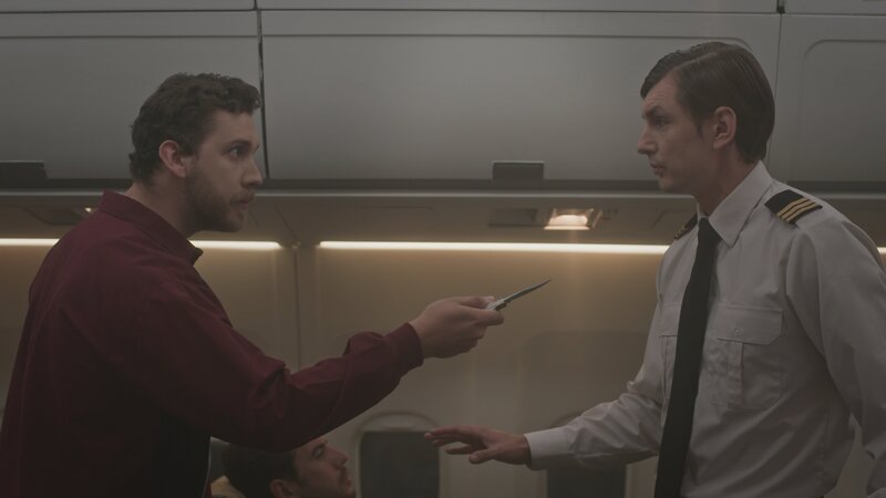 REENACTMENT- Nachdem bestätigt wurde, dass der Flug 013 der Balkan Bulgarian Airlines nicht genug Treibstoff hat, um Wien zu erreichen, versucht der Erste Offizier Plamen Stalev, die Entführer zur Vernunft zu bringen, indem er ihnen vorschlägt, in Istanbul zu landen. – Bild: National Geographic
