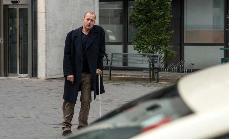 Uli (Heino Ferch) kämpft sich Richtung Taxi. – Bild: ZDF und Marion von der Mehden