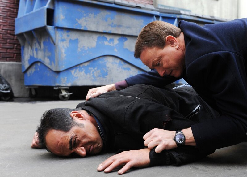 Macs (Gary Sinise, r.) Freundin wurde verschleppt: Ihm gelingt es jedoch, einen der Entführer festzunehmen. Dabei erfährt er, dass er seine Freundin nie wieder sehen wird … Blufft Zane (Navid Negahban) nur oder ist sie tatsächlich schon tot? – Bild: VOX