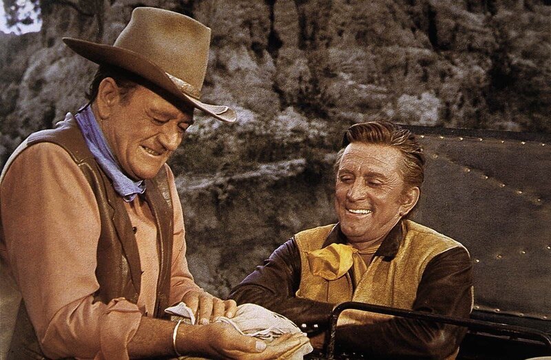 Taw Jackson (John Wayne, links) plant mit dem Revolverhelden Lomax (Kirk Douglas) den ganz großen Coup. – Bild: arte