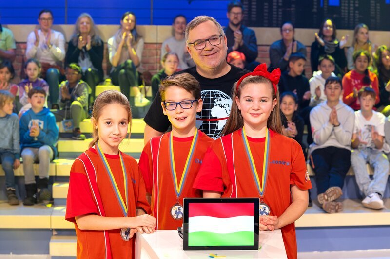 Das rote Rateteam aus Budapest/​Ungarn konnte viele aufregende Erfahrungen bei „1, 2 oder 3“ sammeln. – Bild: ZDF und Ralf Wilschewski