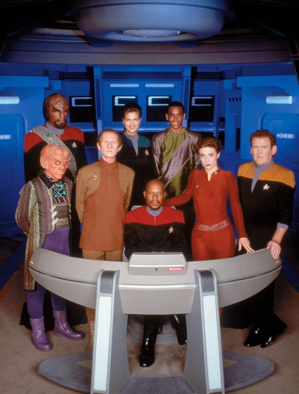 v.l.n.r.: Lt. Commander Worf (Michael Dorn), Quark (Armin Shimerman), Odo (Rene Auberjonois), Lt. Commander Jadzia Dax (Terry Farrell), Captain Sisko (Avery Brooks), Jake Sisko (Cirroc Lofton), Major Kira (Nana Visitor) und Chief O’Brien (Colm Meaney). – Bild: Tele 5